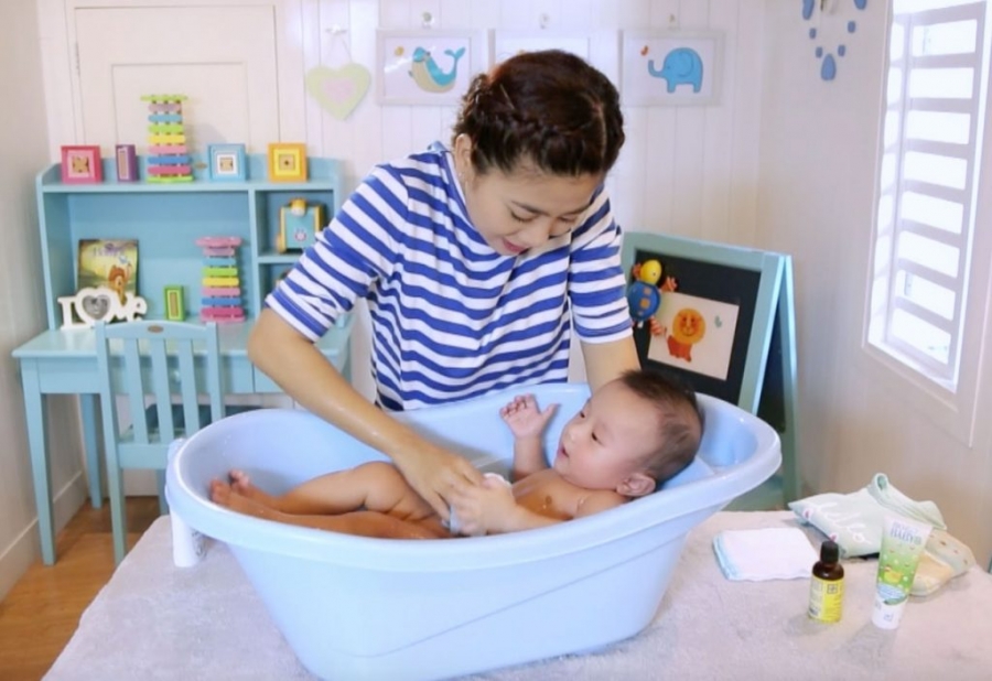 tắm cho trẻ sơ sinh tắm cho trẻ sơ sinh