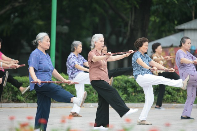 Chăm sóc người cao tuổi: Giảm đau khớp lúc giao mùa 